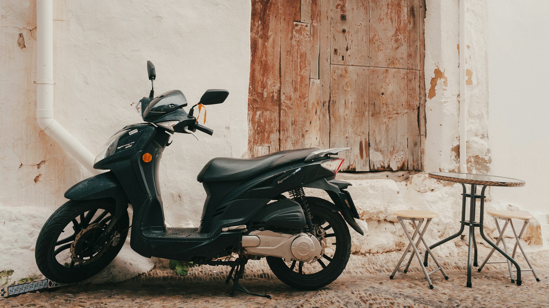 JY elektrikli moped şəhər küçəsində